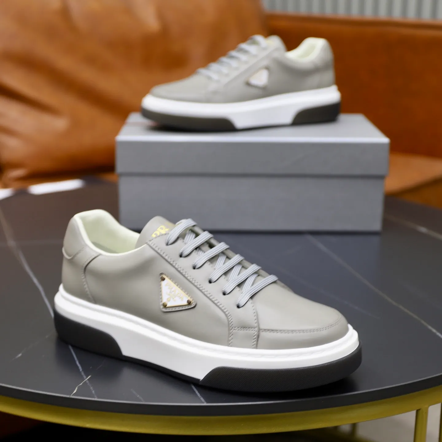 Factory price: 720💰Top original order Brand: PRADA (Prada) Standard code: Men's size 38/44 (45 can be customized) Grade: Same as the official website Material: Original cowhide stitching imported cowhide lining Original combination two-color wear-resistant soft outsole Style category: Leisure and sports version Young fashion European and American trend British style Color: Actual picture color